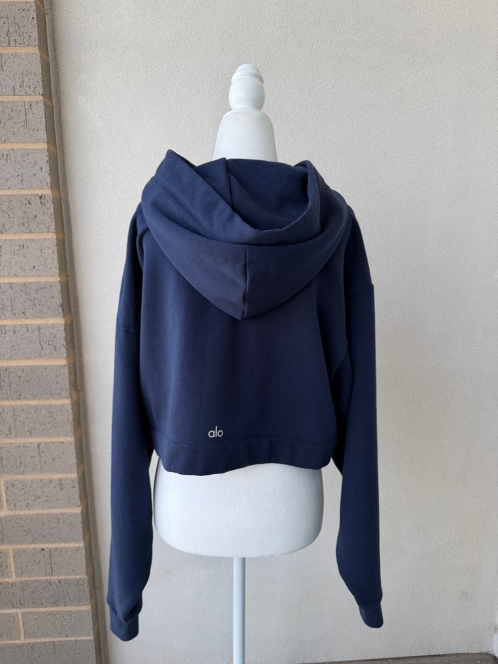 ALO Yoga cropped hoodie in navy blue, EXCELLENT condition